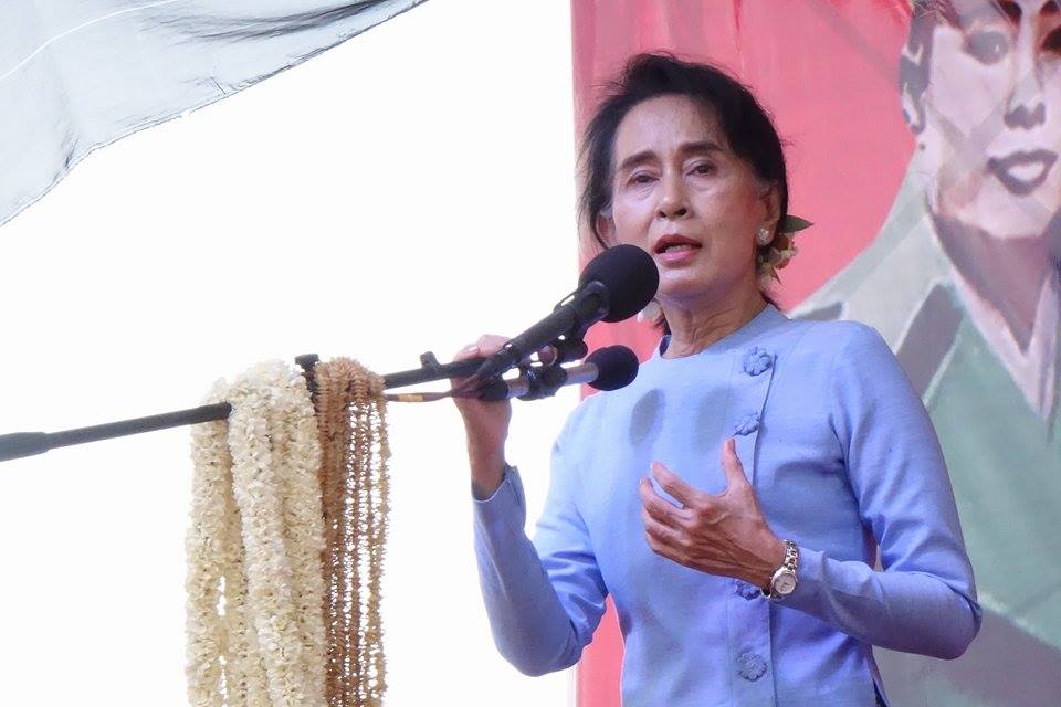 ေဒၚေအာင္ဆန္းစုၾကည္ သံျဖဴဇရပ္လူထုေဟာေျပာပြဲ (ဓာတ္ပုံ)