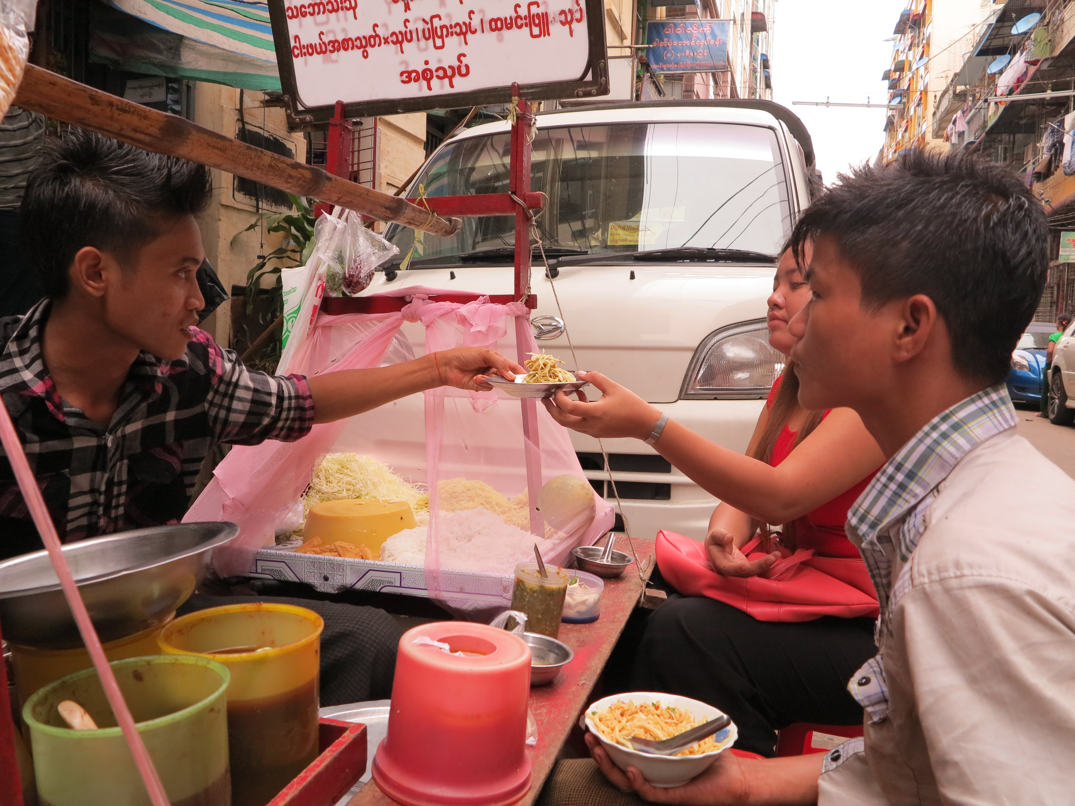 ဆိုင္းထမ္းသည္ (ဓာတ္ပံု)