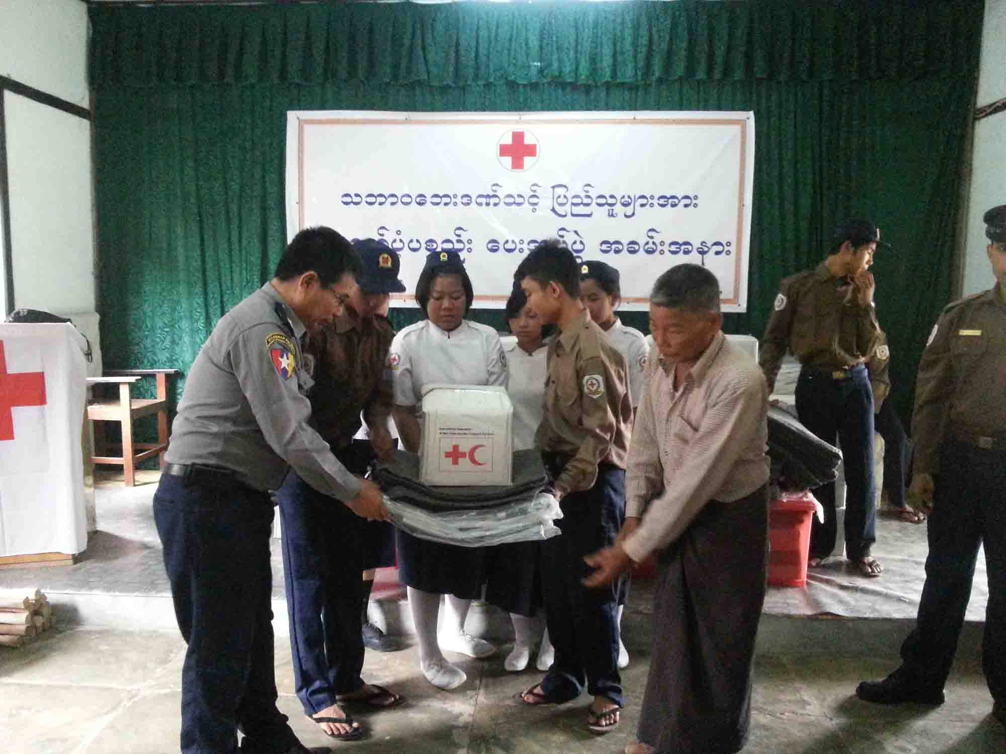 သဘာ၀ေဘးဒဏ္သင့္ ဟသၤာတျပည္သူမ်ားကုိ ကယ္ဆယ္ေရးပစၥည္းမ်ား ေပးအပ္