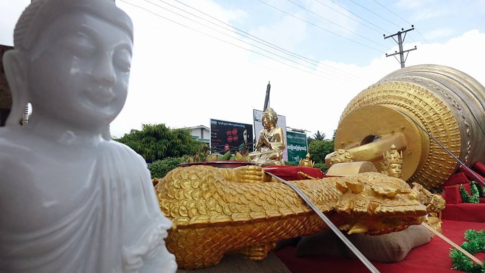 ကာခ်ဳပ္လွဴဒါန္းသည့္ ေၾကးသြန္းေခါင္းေလာင္းႀကီး ေမာ္လၿမိဳင္ေရာက္ (ဓာတ္ပုံ)