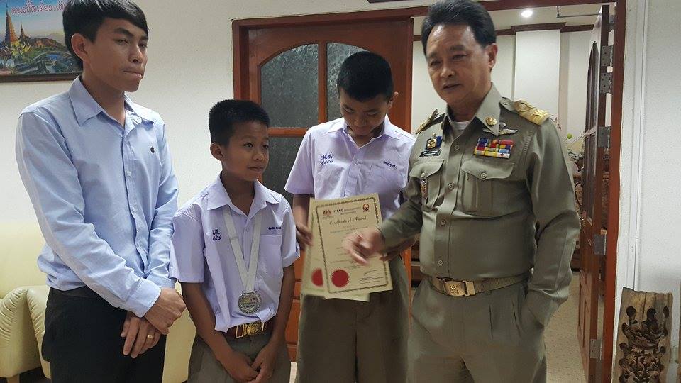 လူငယ္သိပၸံတီထြင္ဆုရ ျမန္မာကေလးငယ္ ၂ ဦးကုိ ခ်င္းမိုင္ခရိုင္၀န္ ေတြ႔ဆံု