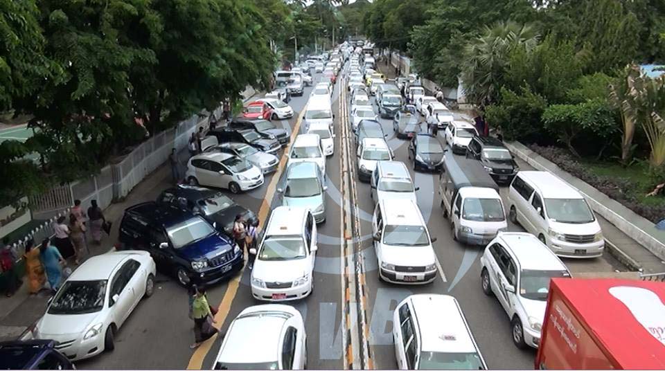 ဒဂံု (၁) ေရွ႕ ေက်ာင္းဖြင့္ခ်ိန္ ဇြန္လအတြင္း ကားပိတ္ဆို႔မႈျမင္ကြင္း