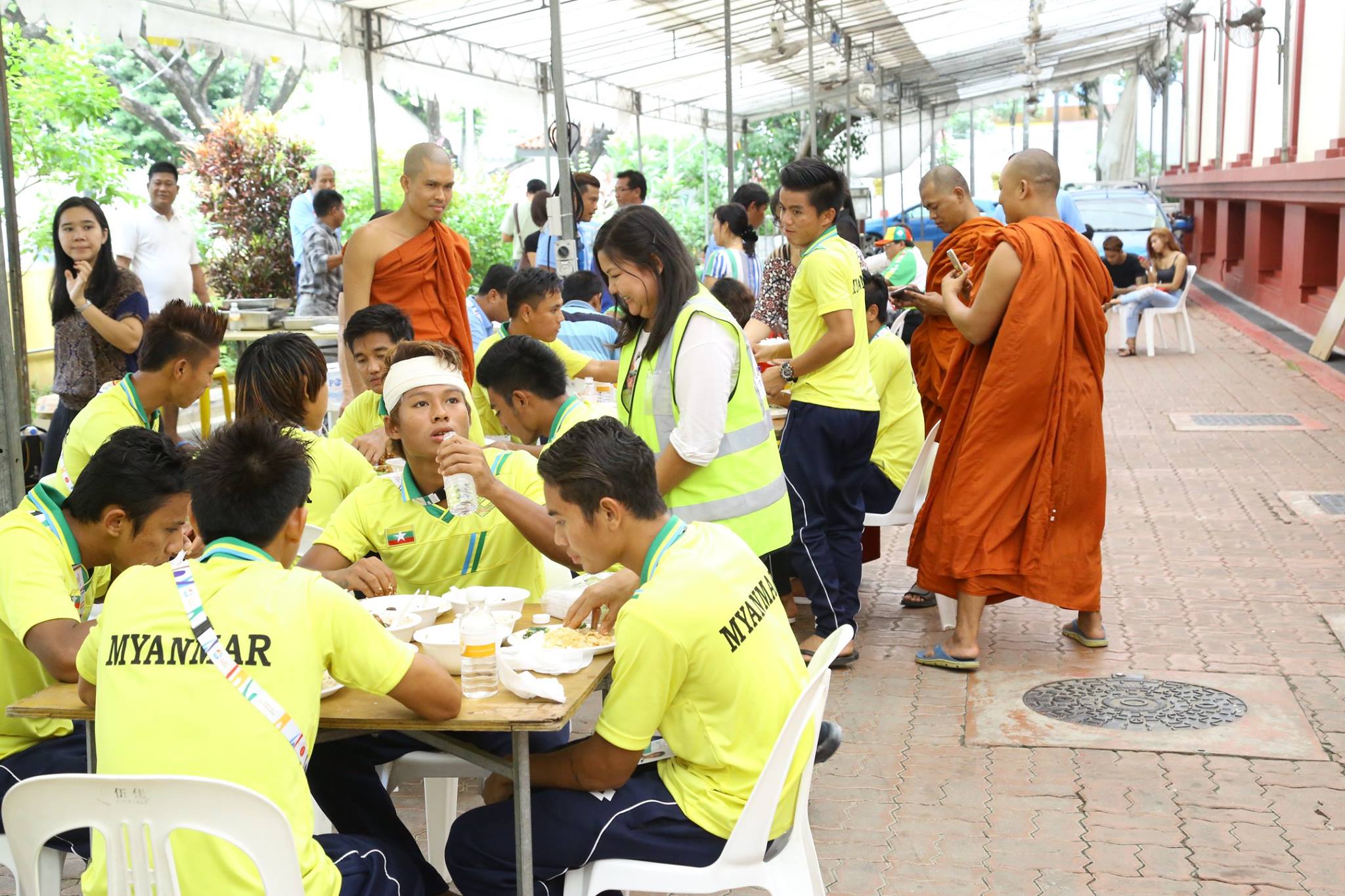 ယူ ၂၃ အသင္းကုိ စင္ကာပူေရာက္ျမန္မာမ်ားက ဧည့္ခံေကၽြးေမြး (ဓာတ္ပုံ)