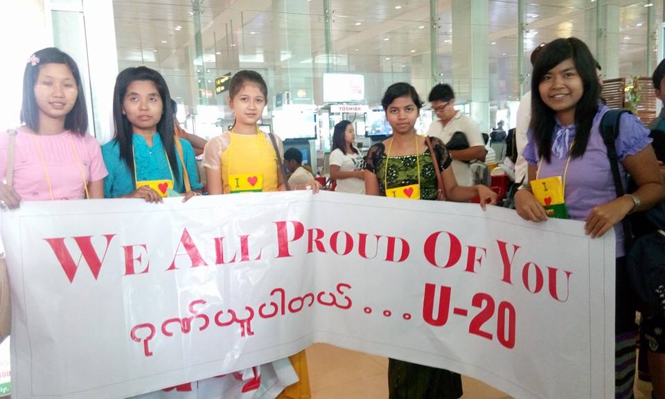 ျမန္မာယူ ၂၀ အသင္းကို ရန္ကုန္ အျပည္ျပည္ဆိုင္ရာ ေလဆိပ္တြင္ ႀကိဳဆို (ဓာတ္ပံု)