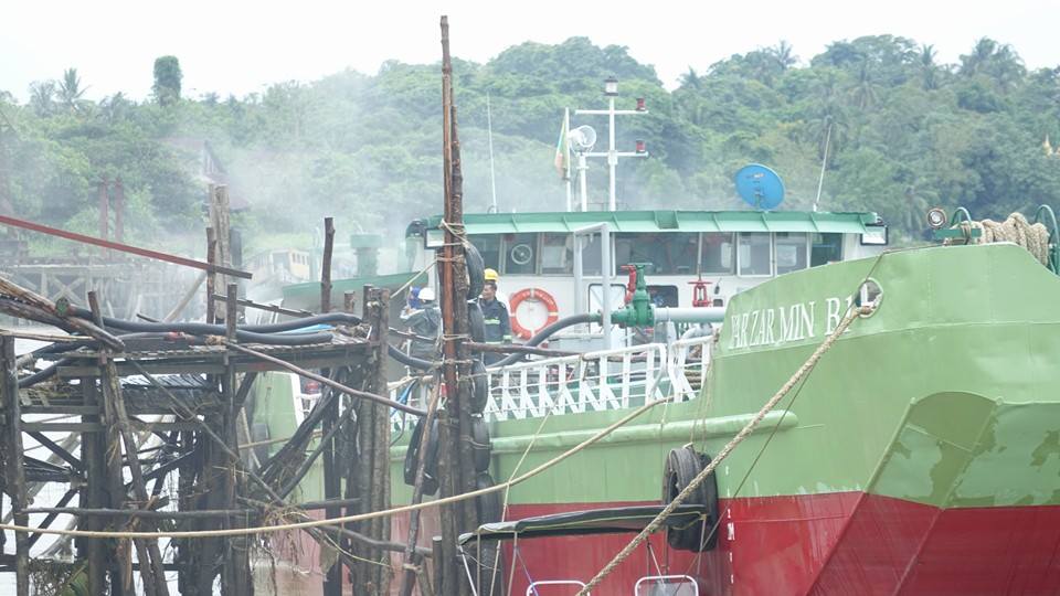 ေမာ္လၿမိဳင္တြင္ စက္သံုးဆီတင္သေဘၤာ မီးေလာင္ (ဓာတ္ပံု)