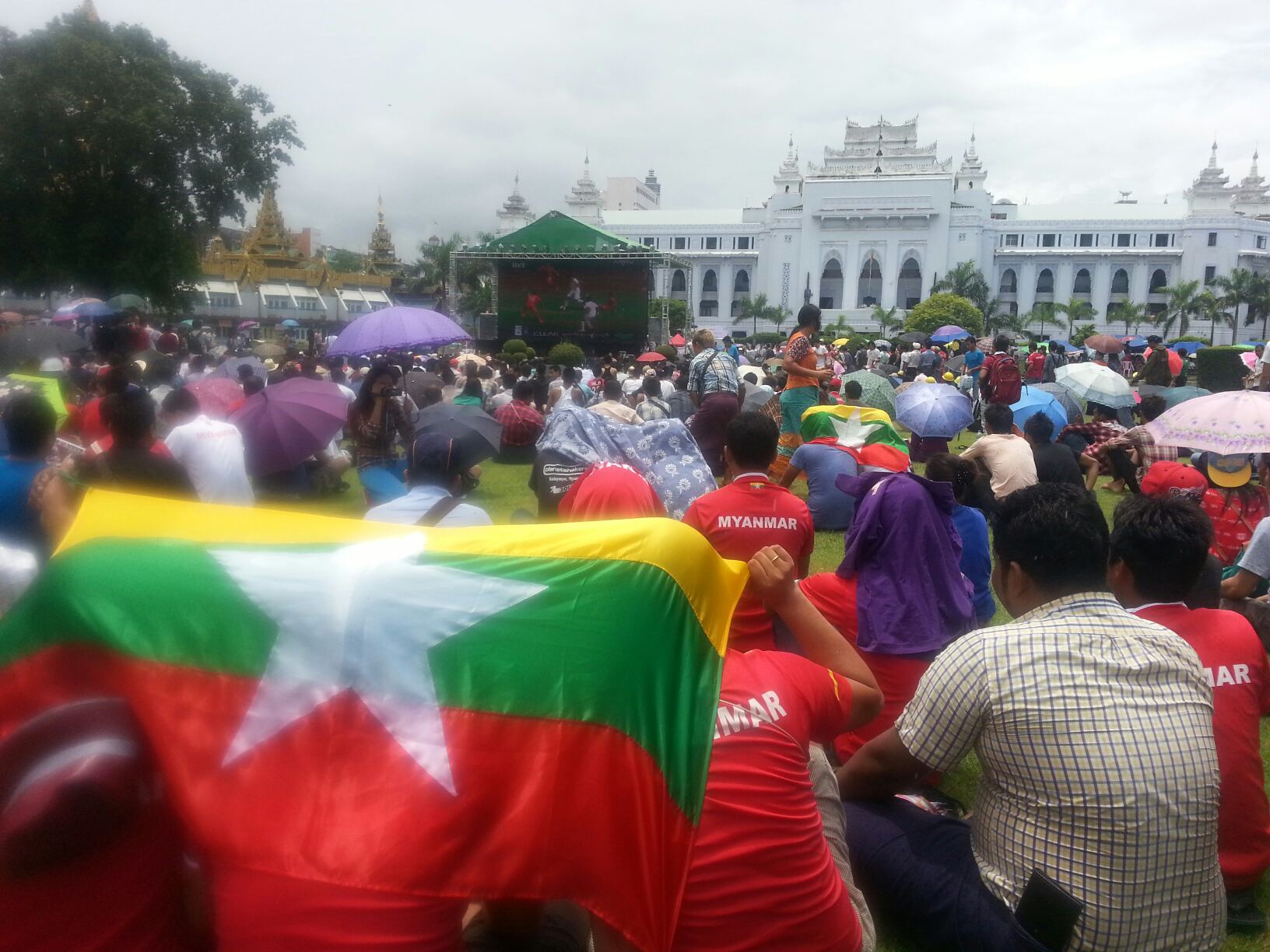 ျမန္မာ-ဗီယက္နမ္ပြဲ ရန္ကုန္ၿမိဳ႕ေတာ္ခန္းမေရွ႕ ျမင္ကြင္း