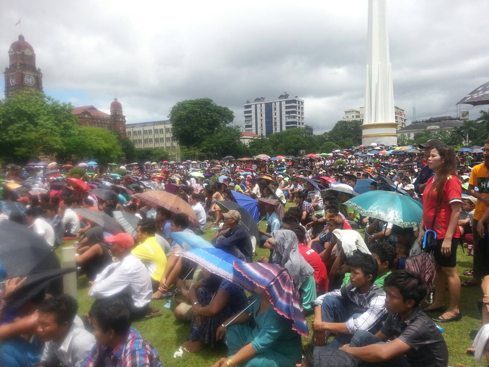 ျမန္မာ-ဗီယက္နမ္ပြဲ ရန္ကုန္ၿမိဳ႕ေတာ္ခန္းမေရွ႕ ျမင္ကြင္း (၂)