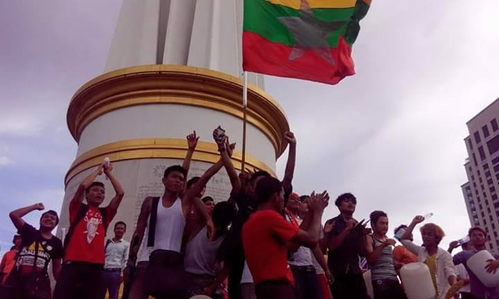 လြတ္လပ္ေရးေက်ာက္တုိင္ေရွ႕ ျမန္မာယူ ၂၃ အတြက္ ေအာင္ပြဲခံ