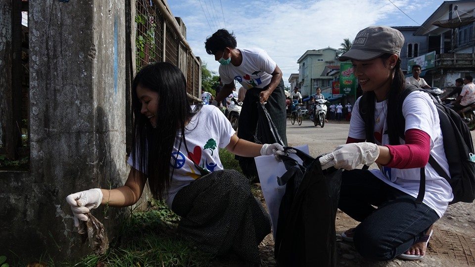 ေမာ္လၿမိဳင္ၿမိဳ႕ အမႈိက္ေကာက္လႈပ္ရွားမႈ (ဓာတ္ပုံ)