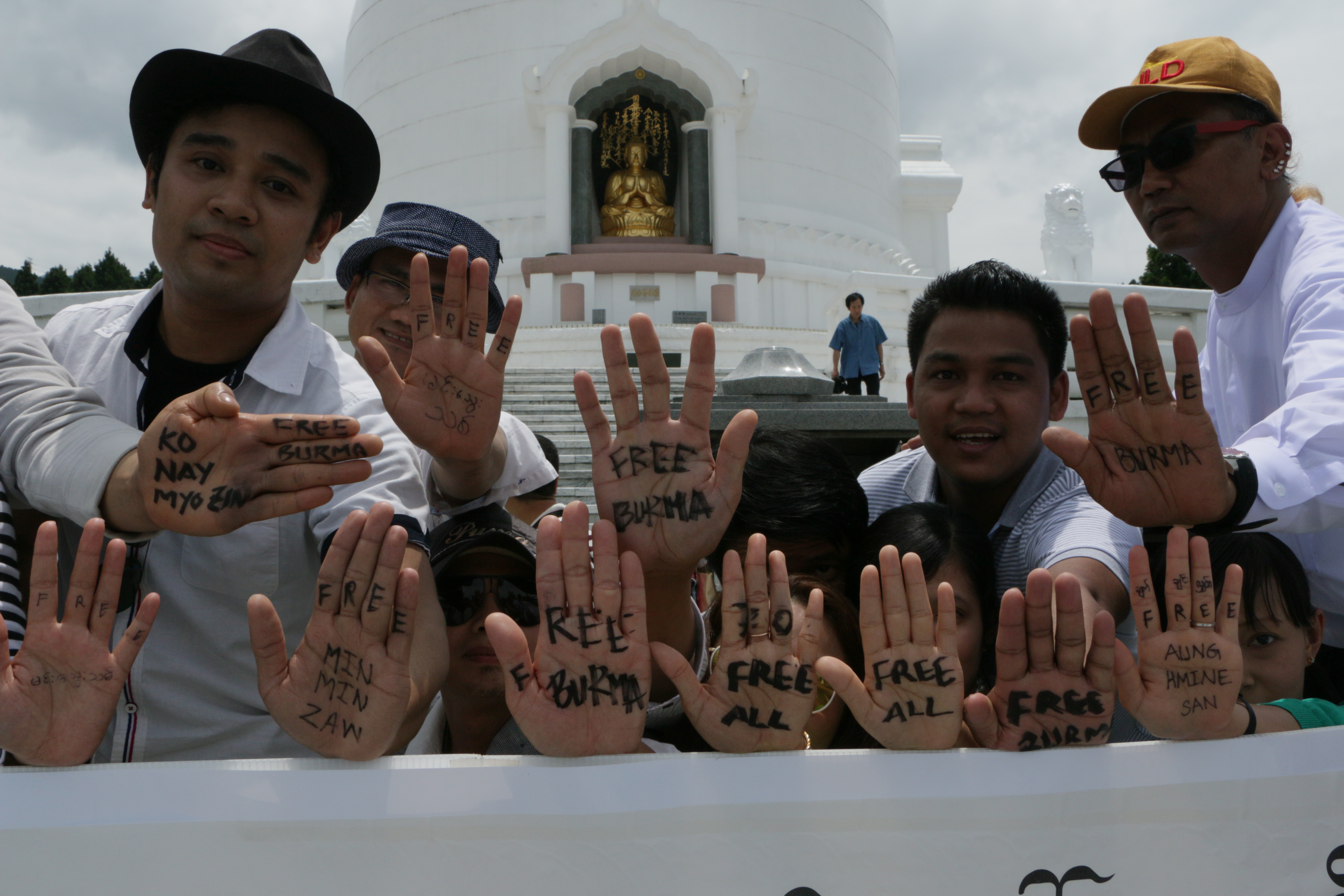 ေဒၚေအာင္ဆန္းစုုၾကည္ အသက္ ၇၀ ျပည့္ အႀကိဳေမြးေန႔ပြဲႏွင့္ နိုုင္ငံေရးအက်ဥ္းသားမ်ား လြတ္ေျမာက္ေရး ဘာသာေပါင္းစံုု ဆုုေတာင္းပြဲ (ဓာတ္ပုံ)