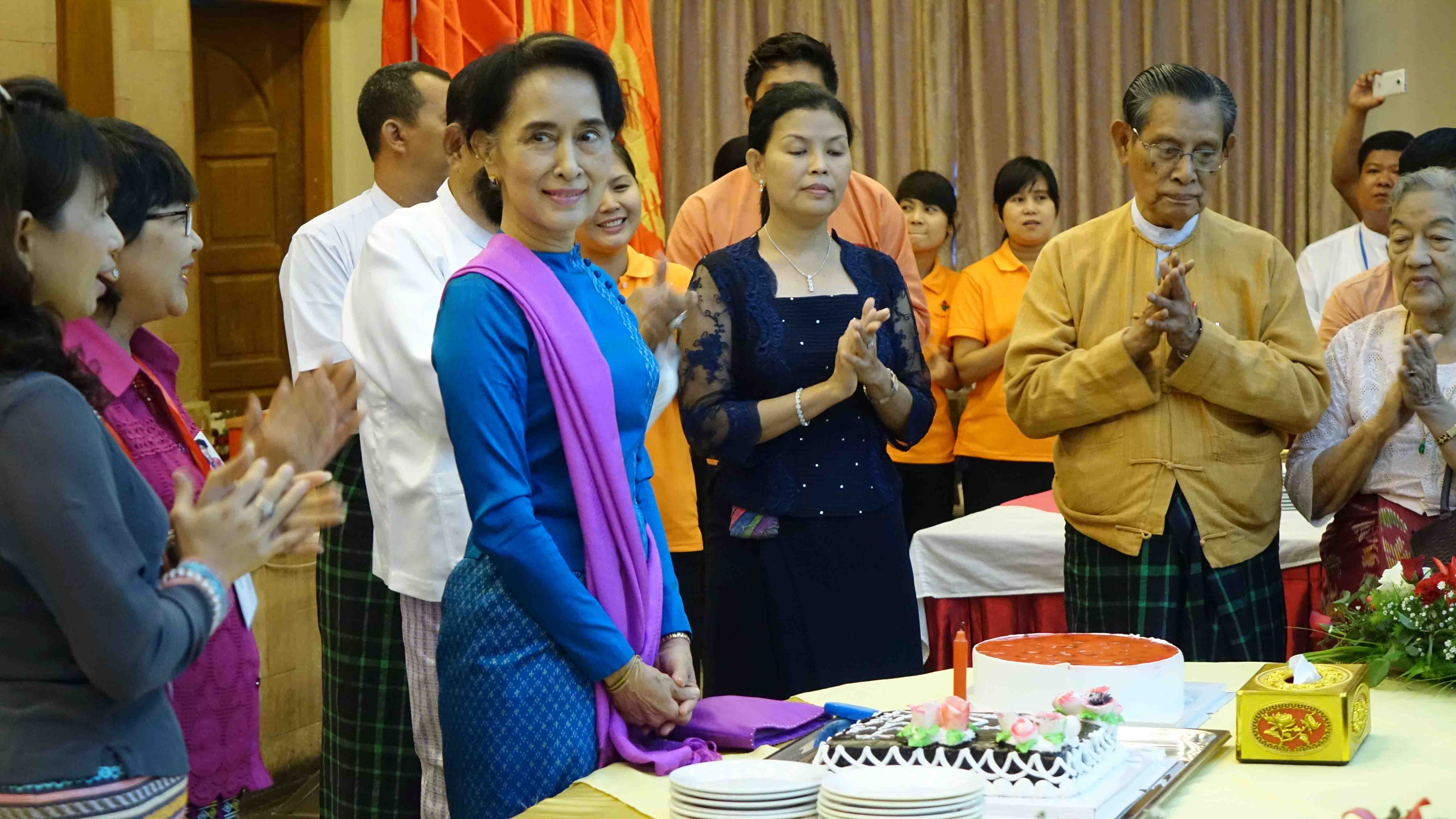 က်မတုိ႔ႏုိင္ငံ ျပန္လည္ေမြးဖြားႏုိင္ဖုိ႔ က်မအေနနဲ႔ အက်ဳိးျပဳႏုိင္ပါေစ- ေဒၚေအာင္ဆန္းစုၾကည္