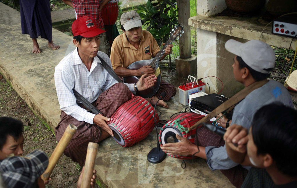 လမ္းပန္းဆက္သြယ္ေရး ခက္ခဲေနဆဲ ေရေပၚေရလဲ ေက်းရြာ
