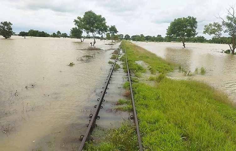 ကျုံပျော်တွင် ရထားလမ်း ရေကျော်မှုကြောင့် အမြန်ရထား ၂ စင်း ပြေးဆွဲမှုရပ်နား
