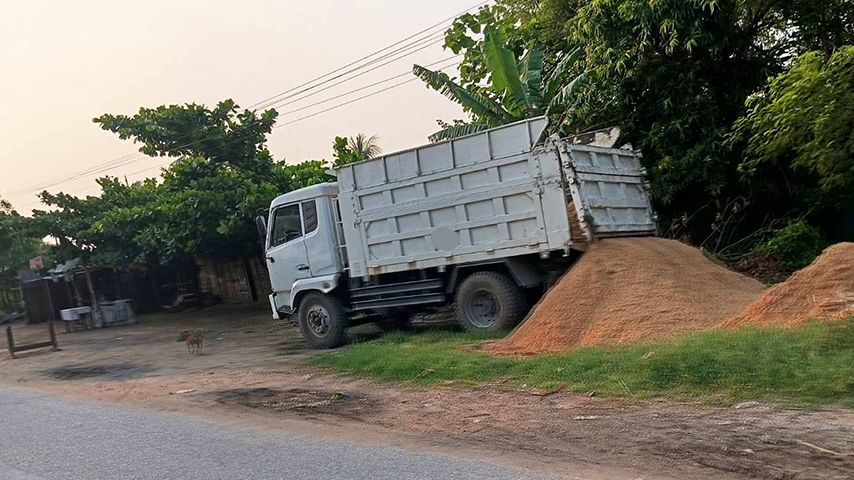 ဓာတ်ကြိုးနှင့်ငြိပြီး ဓာတ်လိုက်ခဲ့သည့်ကားအား တွေ့ရစဉ်။ (Photo : CJ)