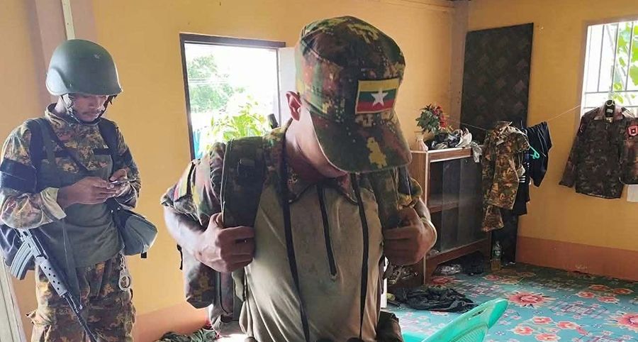   ချမ်းအေးသာစံတွင် ပြည်သူ့စစ် ၂ ဦးကို ရဲကဖမ်းပြီးအမှုဖွင့်လိုက်သဖြင့် စစ်တပ်က ပြဿနာရှာ