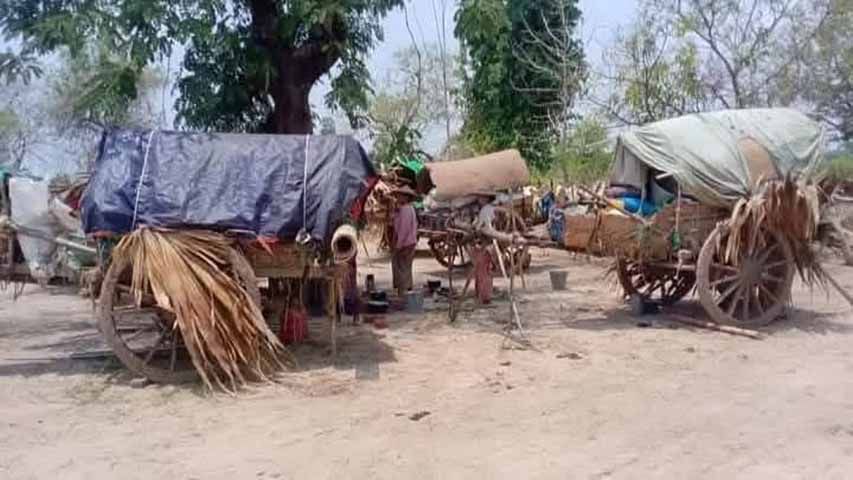 Photo: ကူညီဆောင်ရွက်ပေးနေသူတဦး