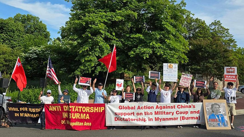 တရုတ်အစိုးရ၏ မြန်မာ့ရေးရာမူဝါဒကို ပြန်သုံးသပ်ရန် ဝါရှင်တန်ဒီစီတရုတ်သံရုံးရှေ့ ဆန္ဒပြ