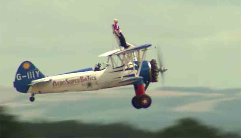 ကမ္ဘာ့အသက်အကြီးဆုံး Wing Walker အဖြစ် အသက် ၉၇ နှစ်အရွယ်အဘွား စံချိန်သစ်တင်