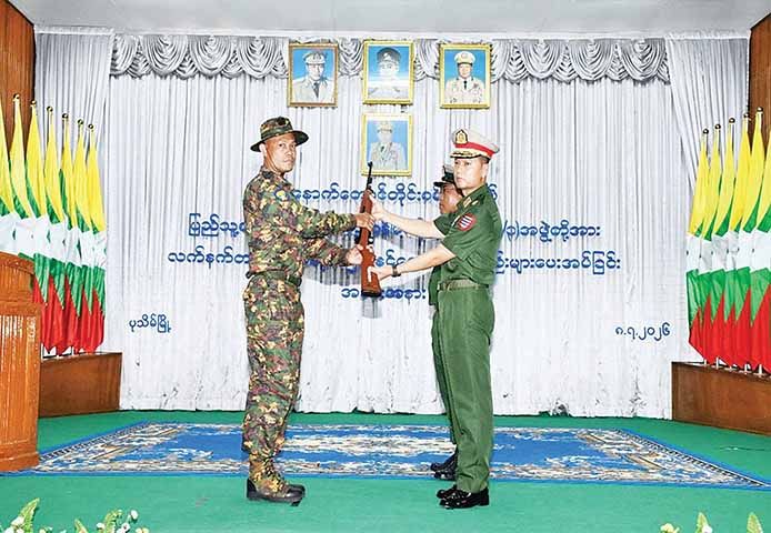 ရွှေသောင်ယံရှိ ပြည်သူ့စစ်များကို ပုသိမ်တွင် သေနတ်ထုတ်ပေးနေပုံ ၊ Photo: MOI