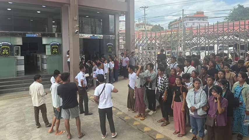 မူဆယ်နယ်စပ်ဂိတ်၌ ဌာနပေါင်းစုံက မြန်မာလုပ်သားများထံမှ ငွေကြေးတောင်းယူနေ