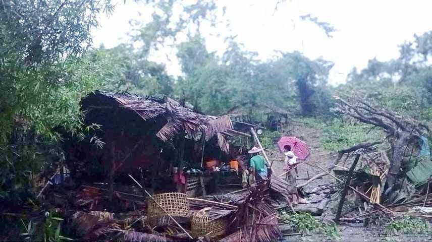 ရခိုင်တွင် လေဆင်နှာမောင်းကြောင့်  ဘုန်းကြီးကျောင်း၊ စာသင်ကျောင်းနှင့် လူနေအိမ် ၂၀၀ ခန့် ပျက်စီး
