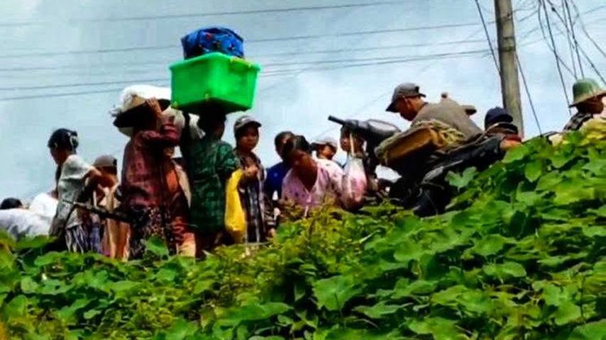ပြောင်းရွှေ့နေကြသည့် အရပ်သားများ။ (Photo:  KKL)