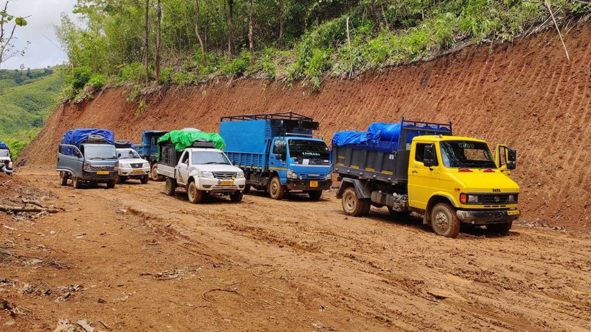 ရခိုင်ကုန်သွယ်ရေးလမ်းကြောင်းများ ပိတ်ဆို့နေသဖြင့် ကုန်ဈေးနှုန်းများ မြင့်တက်နေ