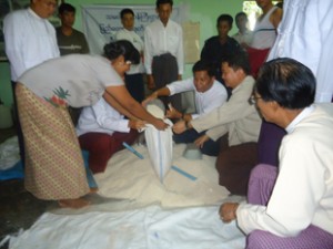dr soe tun gave the rice help to refugees