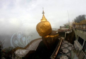 In-the-morning-mist-Kyaiktiyo-Pagoda-looks-spectacular-622x428