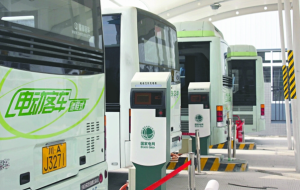 New electric buses and a charging station in Chengdu City. (Source: http://scnews.newssc.org/system/2012/07/31/013588311.shtml)