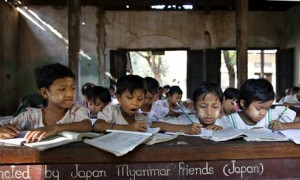MDG : Education in Burma :  Burmese children work at a school in Bago
