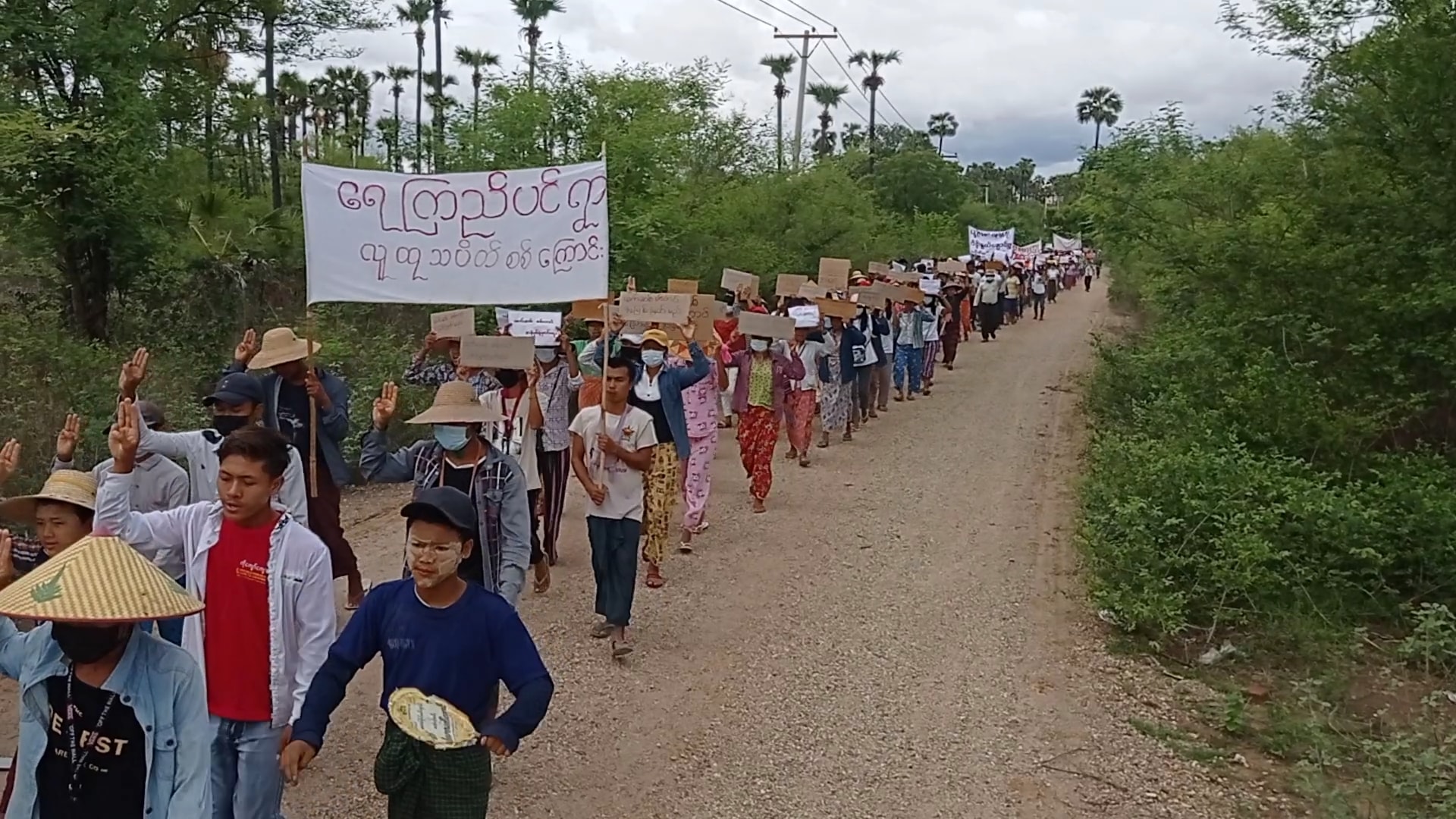 DVB | ဖက်ဆစ်စစ်တပ်အမြစ်ဖြတ်ရေး ယင်းမာပင်နှင့် ဆားလင်းကြီးဒေသခံများ ဆန္ဒပြ