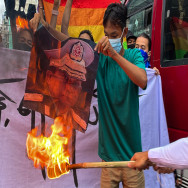 အာဏာသိမ်းစစ်ခေါင်းဆောင်၏ ဓာတ်ပုံကို ရန်ကုန်တွင် မီးရှို့ဆန္ဒပြ