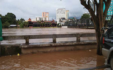 ချင်းမိုင်တွင် မြစ်ရေလျှံပြီး ရေကြီးနေ
