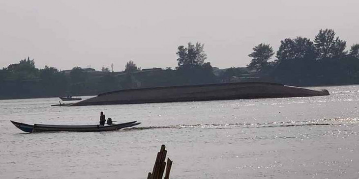 Yangon,  Kapal tanker makanan terbalik di Sungai Hlaing – DVB