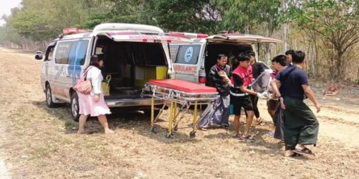 Sebuah mobil menabrak pohon di Kotapraja Retayung.  4 orang terluka – DVB
